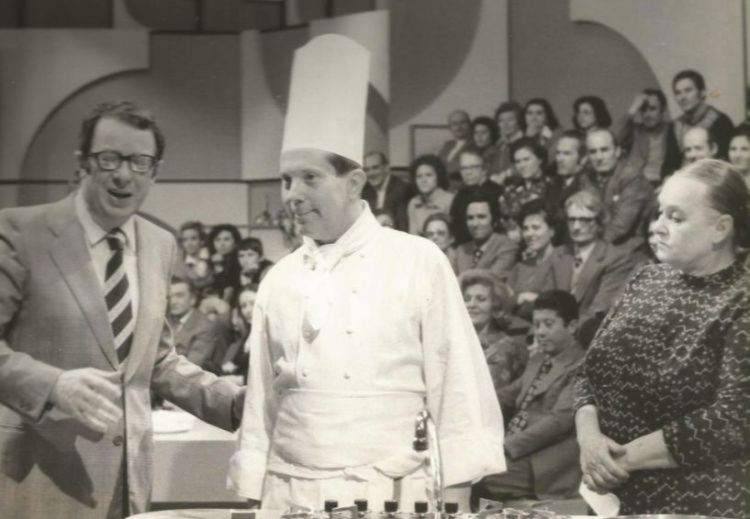 Giorgio Gioco in tv nel 1976, «invitato a raccontare come preparare l'omelette alla trasmissione A tavola alle 7, una sorta di Non è mai troppo tardi culinario», spiegò il figlio Antonio. Con Giorgio si riconoscono Luigi Veronelli e Ave Ninchi
 
