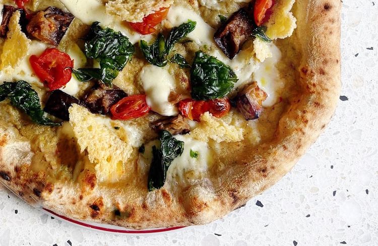 La signature Giolina, con crema di melanzane violette cotte nel forno a legna, provola affumicata, pomodorini del piennolo del Vesuvio Dop rossi, melanzane a funghetto, cialde di parmigiano reggiano, basilico fritto