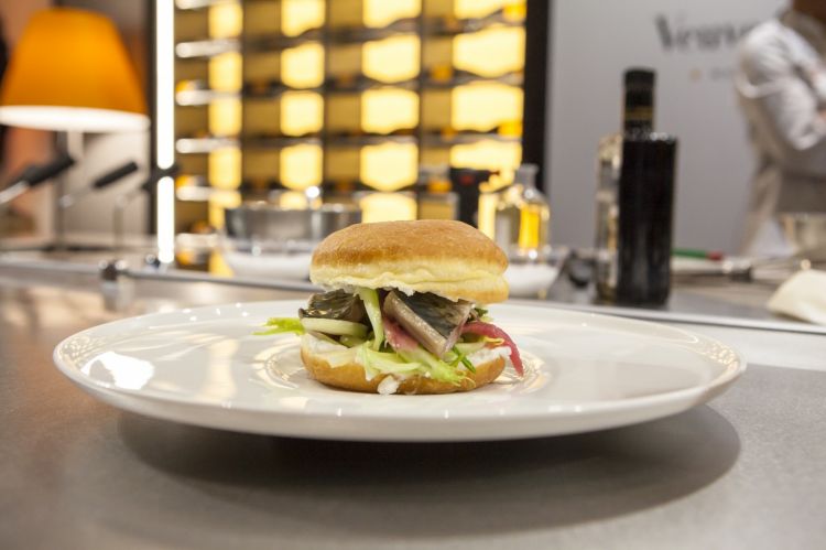 La bomba salata con lo sgombro, le cipolle di Tropea e le puntarelle (foto Brambilla/Serrani)