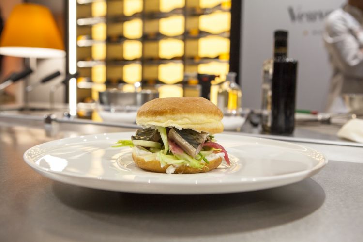 La bomba salata con lo sgombro, le cipolle di Tropea e le puntarelle (foto Brambilla/Serrani)
