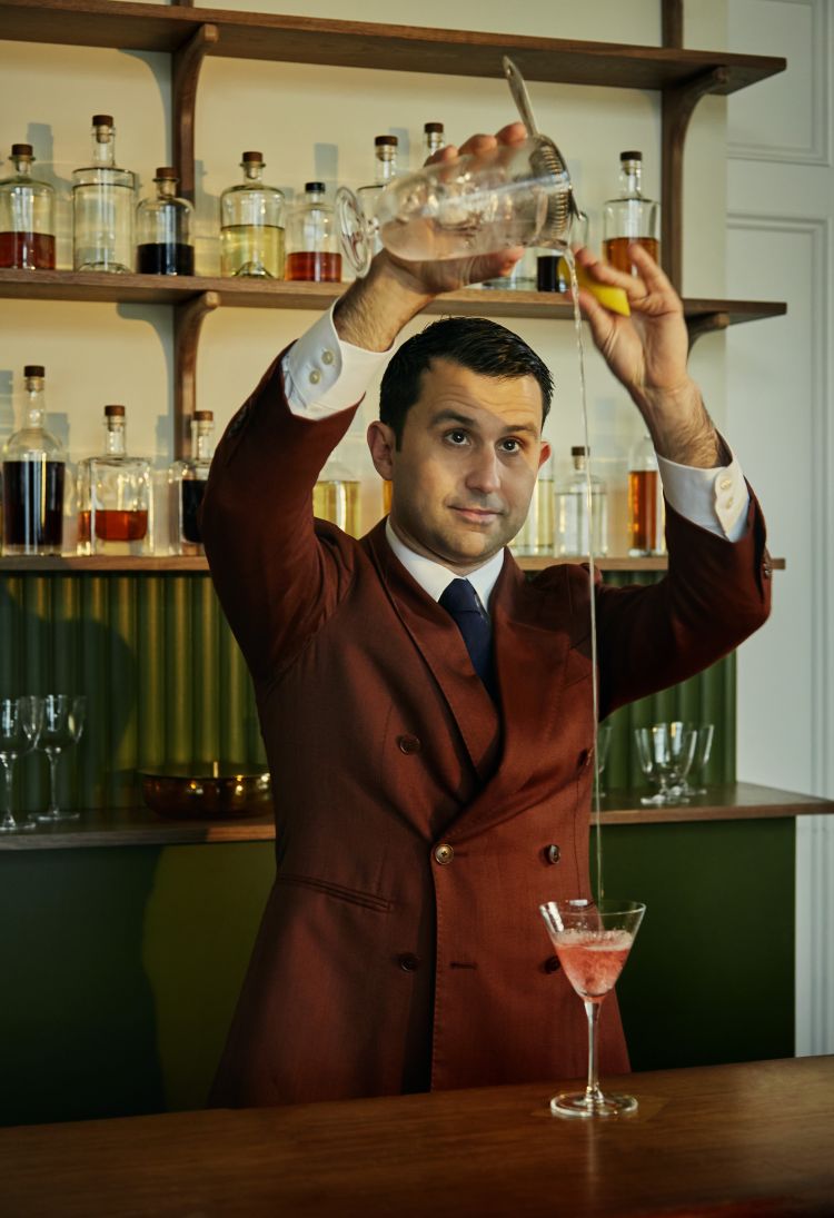 Giorgio Bargiani è entrato a far parte del team del Connaught Bar di Londra nel 2014, diventando presto uno degli ambasciatori dell'ospitalità a cinque stelle e ricevendo nel 2023 il prestigioso riconoscimento di "International Bartender of the Year" ai Tales of the Cocktail Spirited Awards (foto credits: Laura Edwards)