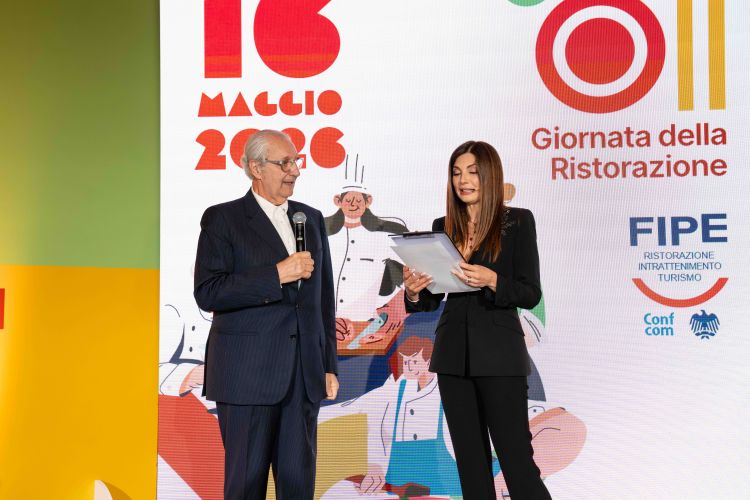 A sinistra Davide Rampello con Alessia Mancini, pr