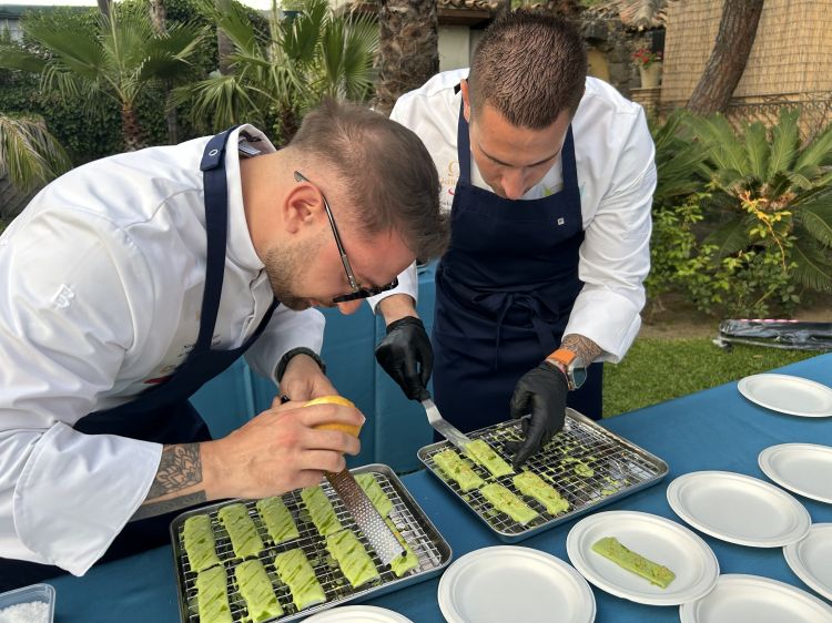 Robert Moretti e Matteo Corridori, entrambi chef al Roteo, il fine dining dell'Hotel Musa sul Lago di Como, alle prese con il loro Calamaro glassato alla crema di mandorla e aglio orsino con capperi, agrumi lactofermentati e uova di salmerino&nbsp;
