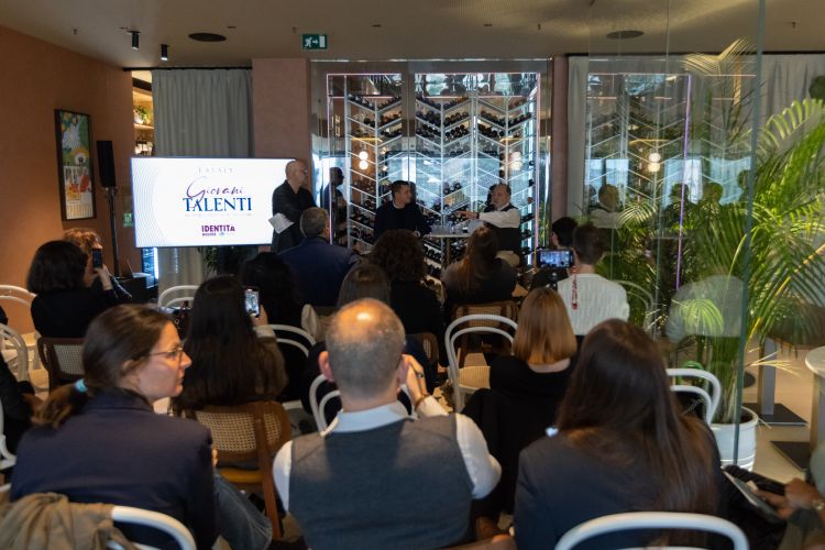 Un momento della presentazione, stamane all'Eataly Smeraldo. Erano presenti tra gli altri Francesca Mauri, responsabile marketing area Emea di Eataly, Paolo Marchi e Claudio Ceroni di Identità Golose ed Enrico Panero, responsabile Ricerca e Sviluppo di Eataly. A moderare l'incontro, Carlo Passera, caporedattore di Identità Web. Tutte le foto sono di Paolo Lavizzari