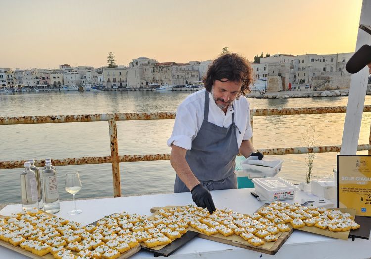 Giovanni Scaraggi e il suo Polenta scagliozza con salsa tarama, uova di salmone ed erbe aromatiche