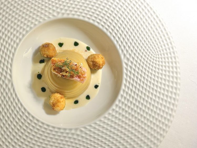Giro giro tondo: tonnarello di pasta fresca farcito con ragù di triglia, filetto di triglia, monachelle di triglia, salsa alla provola affumicata. Golosissimo
