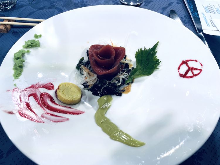 Un fiore per la pace, così ha chiamato il suo piatto Roberto Okabe, a Carloforte per il Giappone
