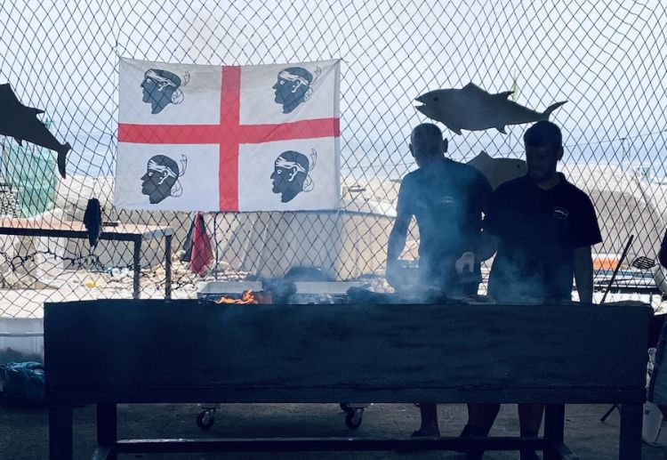 Braci ardenti alla festa di sabato 4 giugno alla Tonnara di Isola Piana, estrema punta nord dell'isola di San Pietro
