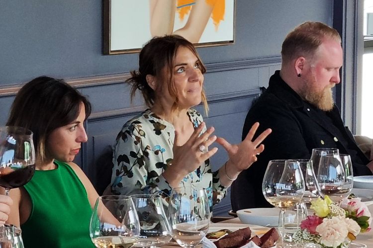 Francesca Giuggioli racconta i Suoli durante l'incontro al ristorante Enrico Bartolini al Mudec