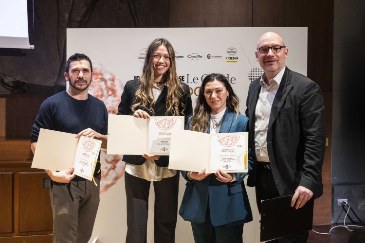 Giulia Vicini con gli altri due vincitori (Alessandro Guerriero de I'Regolo di Scarperia e San Piero, Firenze, e Maria Paola Civitillo del Millenium di Cusano Mutri, Benevento) del premio "Biodiversità d'Italia", attribuito dalla nostra Guida di Identità Golose alle Pizzerie e Cocktail bar d'autore e promosso da Gioiella. Con i tre è il coordinatore della Guida, lato pizzerie, ossia Carlo Passera, primo da destra
