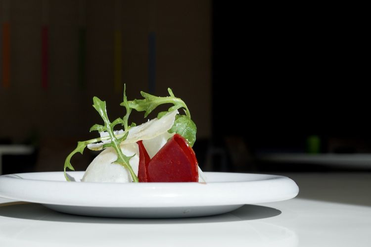 Bresaola vegetale di pomodoro essiccato con rucola e Parmigiano Reggiano