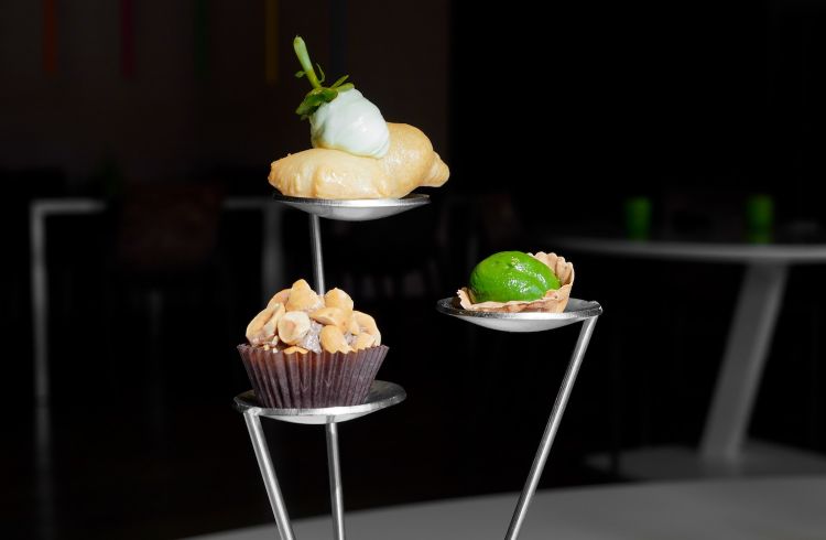 Altri appetizer: da sinistra Rocher di fegatini e nocciole piemontesi; poi Airbag con maionese di crescione ed erba di riso; infine Tartelletta di betulla con ragù di seppia e crema di spinaci