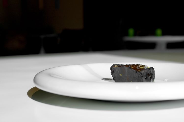 Topinambur fermentato, aglio nero, scorza di limone e sale