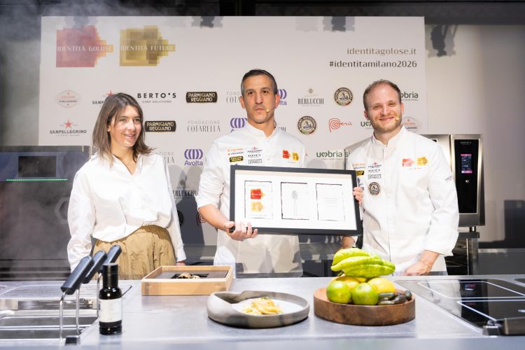 Giulio Zoli, chef di Nomos Ante a Roma insieme al suo sous chef&nbsp;Antonio Bruno, alla fine del loro intervento a Identit&agrave; Milano 2026.
