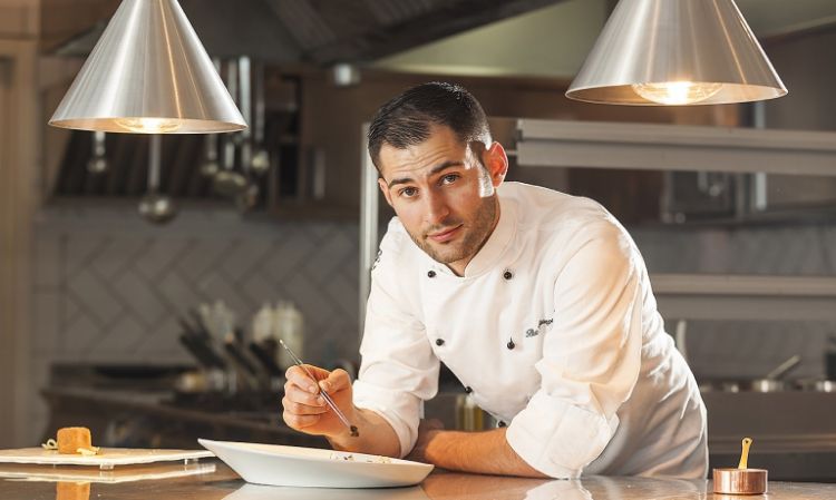 Giuseppe Biuso, classe 1988, è da due anni chef a Il Cappero, il ristorante gastronomico del Therasia Resort a Vulcano
