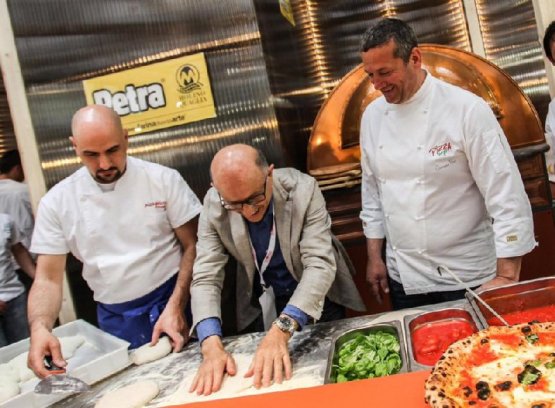 Il maestro pizzaiolo Giuseppe Acciaio ha creato il