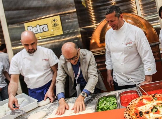 Il maestro pizzaiolo Giuseppe Acciaio ha creato il