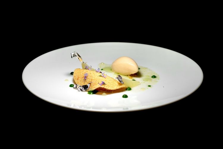 Alchimia di nocciole e pera: crepe di farina di nocciole, cremoso e croccante alla nocciola, pere cotte, sorbetto alla pera, succo di madernassa olio e coulis al rosmarino