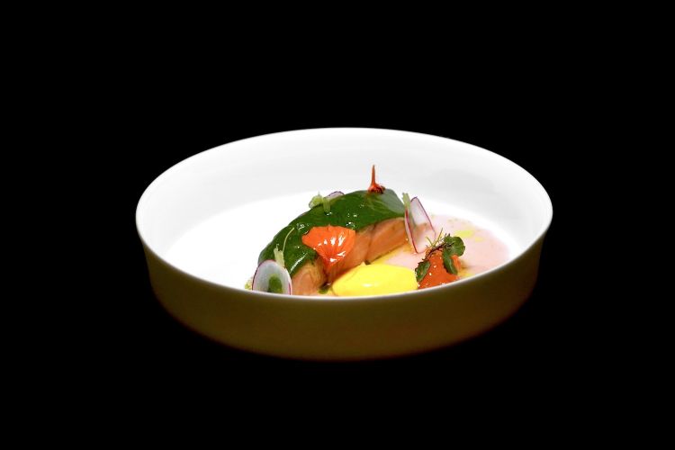 Gout Pointu: filetto di trota Fario della Val Pelvio in oliocottura, burro al crescione di fiume, caviale di trota, wasabi, marinata di radici di rafano, zabaione all'essenza di senape. Piatto dritto, pulito, manca un po' di texture e masticabilità