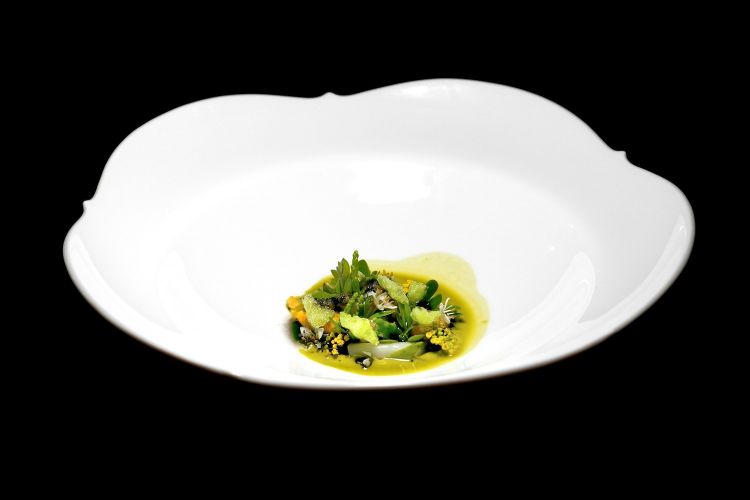 Mare nostrum: cozze, vongole, cannolicchi, calamaretti, midollo di manzo affumicato, foglia ostrica, finocchietto, salicornia e altre erbe marine, salsa di burro bianco ed estrazione di salicornia. La parte vegetale è protagonista, gioca poi su note salmastre e saline, con l'aggiunta delle nuances di fumo regalate dal midollo. Il piatto ha una texture spettacolare