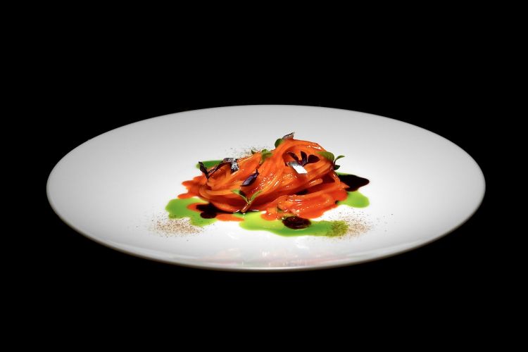 Ricordo d'infanzia, ossia della peperonata di casa: spaghetto cotto nell'acqua di peperoni, crema di olive nere, olio al prezzemolo, sardina affumicata e polvere di sardina