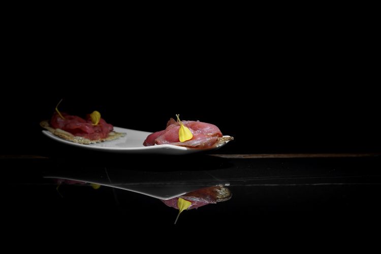 Carpaccio di fassona affumicata con burro all'acciuga su cialda di pane croccante
