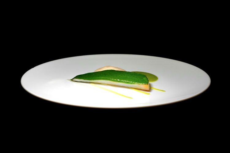 Essenza: triglia cotta al vapore, burro al prezzemolo, salsa al burro bianco, porro di Cervere e spugna di bagna caoda
