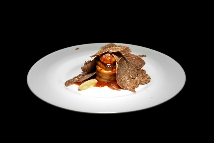 Royal rabbit: coniglio grigio di Carmagnola alla royale, animella, scaloppa di foie gras, pomme soufflé, salsa perigordina al tartufo