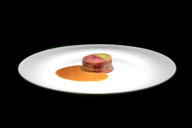 Sim-sim: controfiletto di capriolo, melanzana affumicata, scorza d'arancia, il tutto avvolto nello speck, salsa sim-sim, tartufo (pasta di sesamo tostato con aglio, zenzero, saké, fondo di capriolo). La nota agrumata prevale un po' troppo