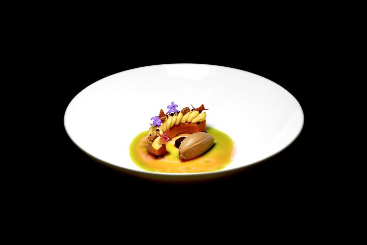 Collisioni: zucca in agrodolce, namelaka al pistacchio, gel al cassis, sorbetto allo scalogno fermentato (dell'azienda Umami di Baldissero d'Alba, Cuneo), marinata di fragole all'aceto di Pedro Jimenez e olio all'erba cipollina