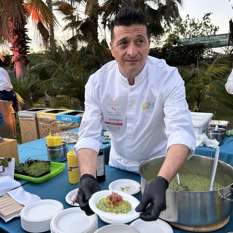 Giuseppe Bonaccorso, dal 2005 alla guida del Giardino di Pietra, il fine dining di Castello San Marco, considera l'Etna come una grande mamma, capace di dargli il dolce e l'amaro della vita
