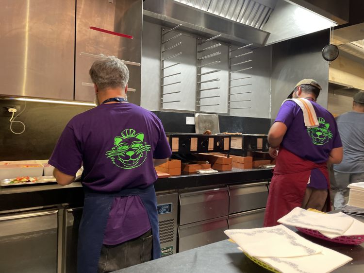 I due chef, di spalle, al lavoro