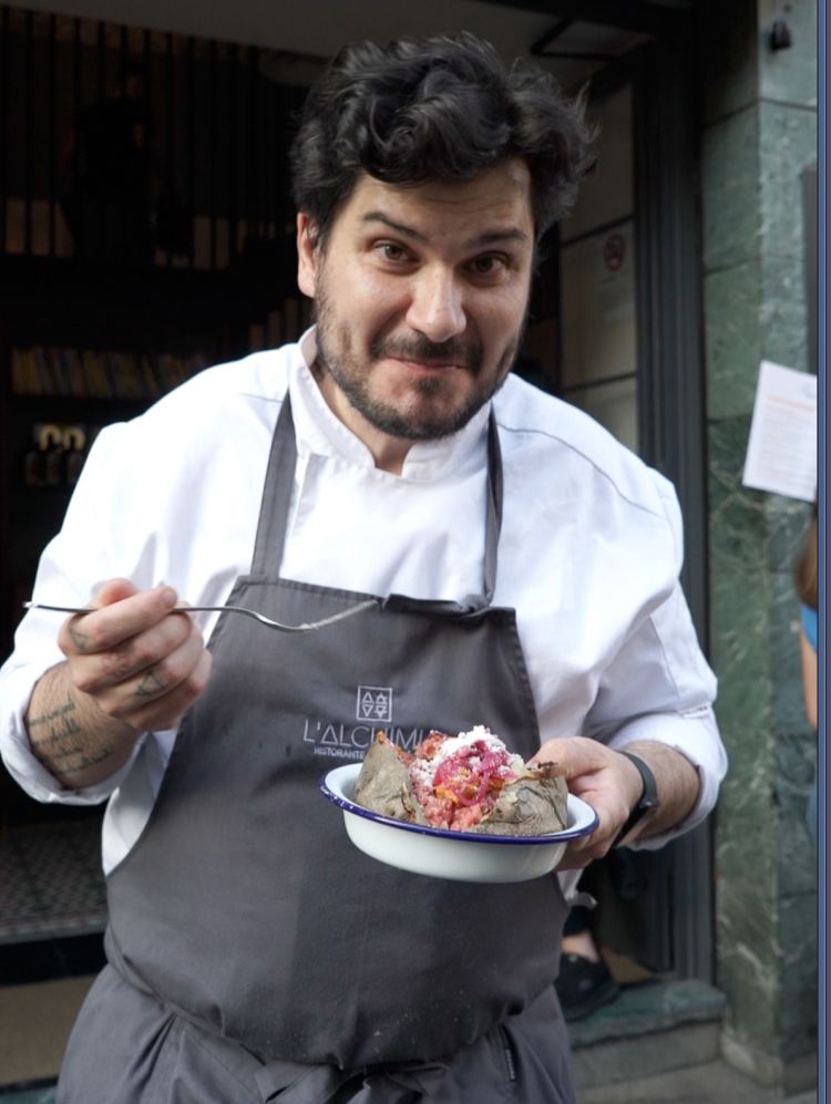 Giuseppe Postorino - Una patata ripiena tra le Langhe e la Sila. Patata ripiena con battuta di Fassona al coltello, pesto calabrese al mortaio.
