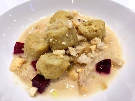 Gnocchi made with polenta from Storo, bread, cabbage, beetroot and broth with goat cheese and powdered Grana Padano crust by Giancarlo Perbellini, the dish opening the third edition of Identità Chicago
