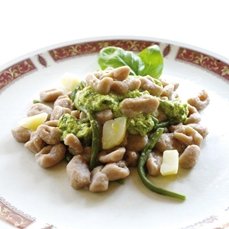 I Gnocchetti di farina di castagna al pesto, prescinseua e verdure del ristorante La Brinca