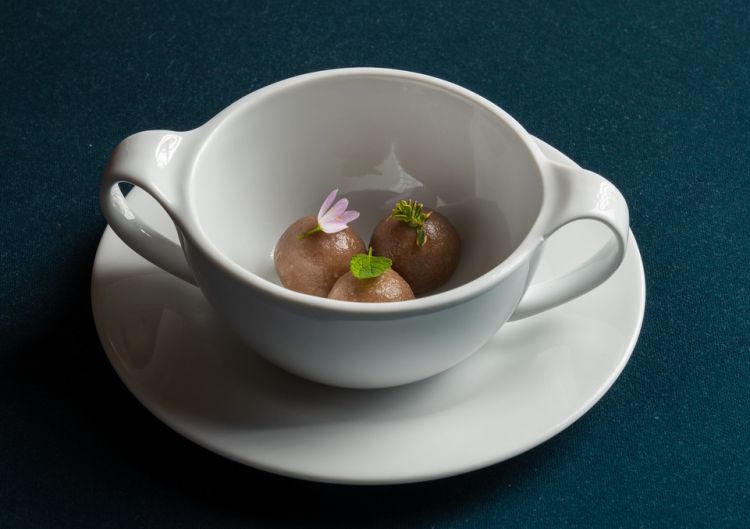 Gnocco di carrube con erborinato di capra e dashi al limone