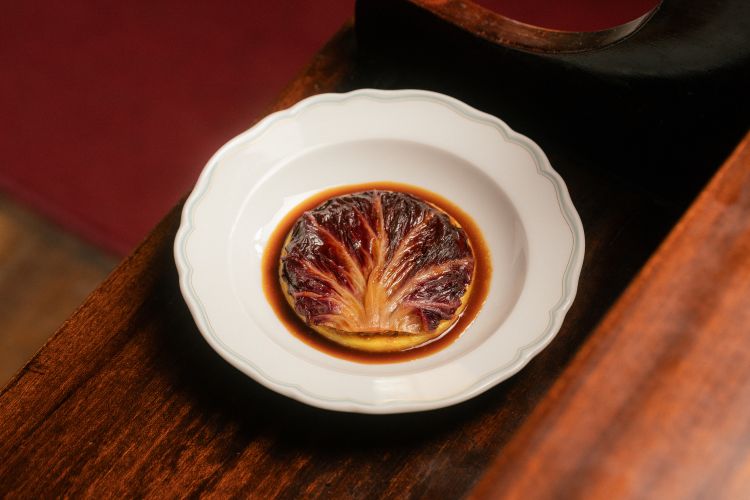 Gnocco di patate con ragù di cervo, foglia di radicchio di Chioggia cotta al Vermouth e all’arancia