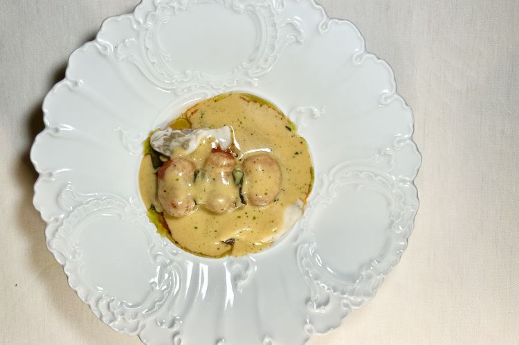 Gnocchi di patate, ventresca di tonno alla brace, salsa di mare e zucca estiva: uno gnocco di patate cotto alla brace viene servito con ventresca di tonno e ostrica marinata con olio alle rose. A legare tutto c’è una “panna di mare”, che non contiene latte: il nome è un gioco, mentre la preparazione nasce da una riduzione di cucuzza siciliana, zucchina bianca e acqua dei frutti di mare
