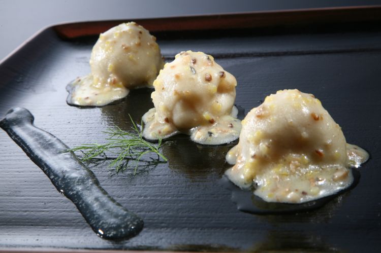 Gnocco di patate di montagna con cuore fondente di Bitto DOP 2021 con burro montato, misultin del Lario e scorzette di limone