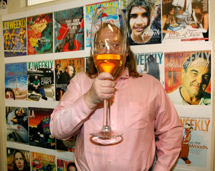Jonathan Gold vinse nel 2007 il premio Pulitzer per la critica, oscar del giornalismo americano festeggiato con un'incredibile calice di champagne. Foto Kevork Djansezian/Associated Press
