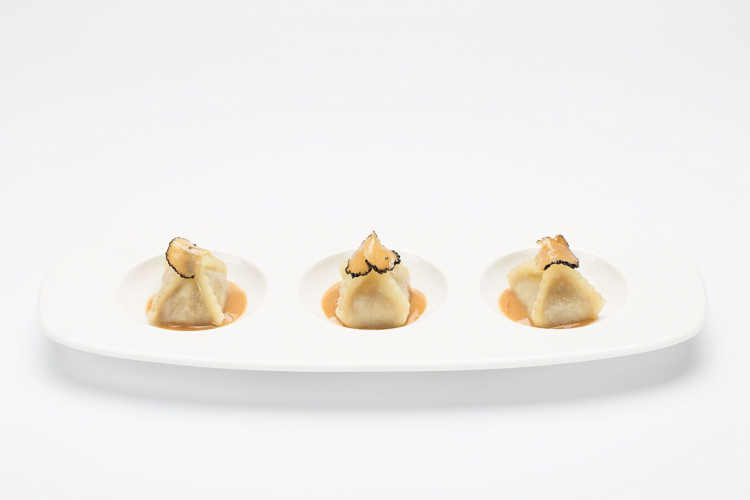 Un esempio degli ottimi ravioli: questi sono con wagyu, salsa di foie gras e tartufo
