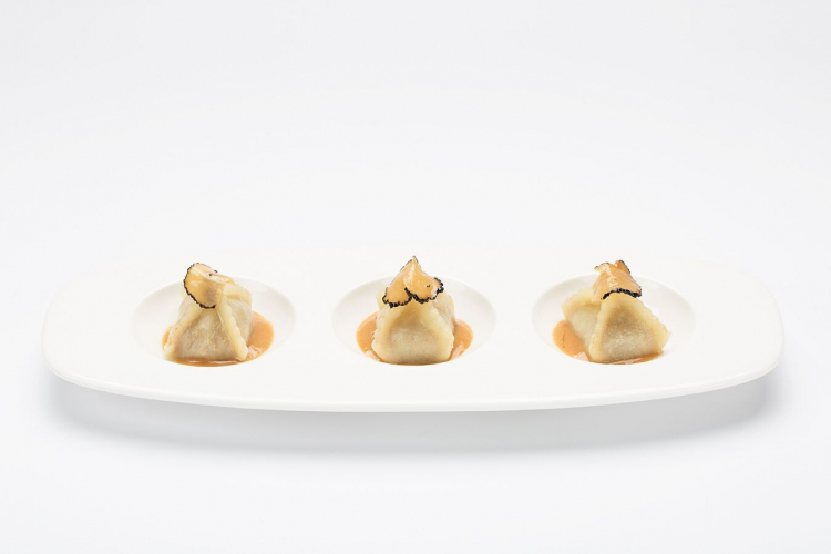 Un esempio degli ottimi ravioli: questi sono con wagyu, salsa di foie gras e tartufo