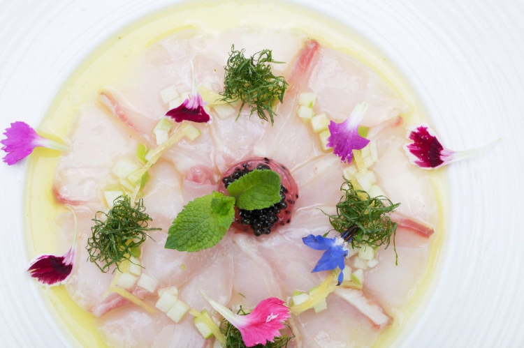 Carpaccio di storione, salsa al mojito, lime, menta, shiso, battuta di mela verde e caviale