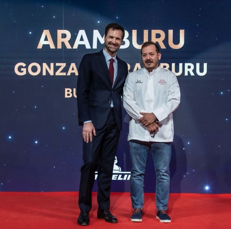 Gonzalo Aramburu riceve le due stelle accanto a Gwendal Poullenec, capo delle 32 edizioni delle Guide Michelin
