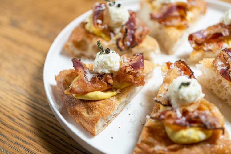 La carbonara cbt | Pizza con impasto cotto a vapore e croccantizzato ad alta idratazione 90%, uovo cbt pepe e pecorino, guancia di San Miniato croccante, spuma al pecorino romano