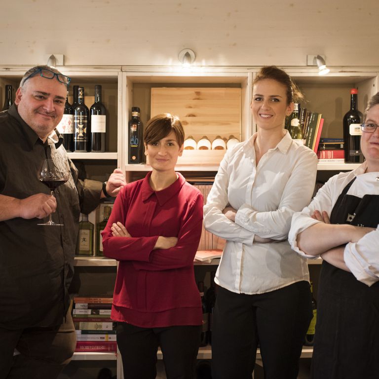 La famiglia al completo: Mauro Stoppani, maître del ristorante, le figlie Serena e Chiara, entrambe sommelier, e Anna Rita Simoncini, chef