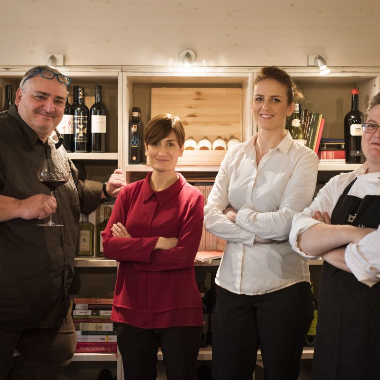 La famiglia al completo: Mauro Stoppani, maître del ristorante, le figlie Serena e Chiara, entrambe sommelier, e Anna Rita Simoncini, chef
