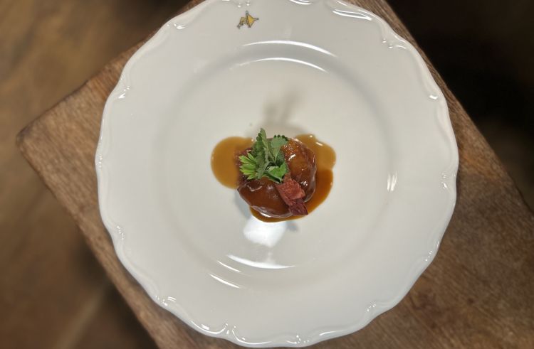 Gran fritto toscano: collo di gallina ripieno di pollo e coniglio in una pastella alle patate arrosto, fritto, servito con la salsa del coniglio con le olive amare e pollo alla cacciatora e un bouquet di erbe spontanee, sfoglia di pomodoro concentrato e senape di Digione
