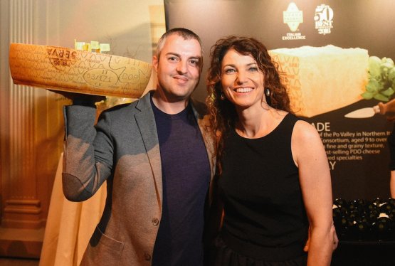 Elisabetta Serraiotto e lo stand del Consorzio del Grana Padano alla ceriomonia di premiazione a New York. Copyright The World’s 50 Best Restaurants