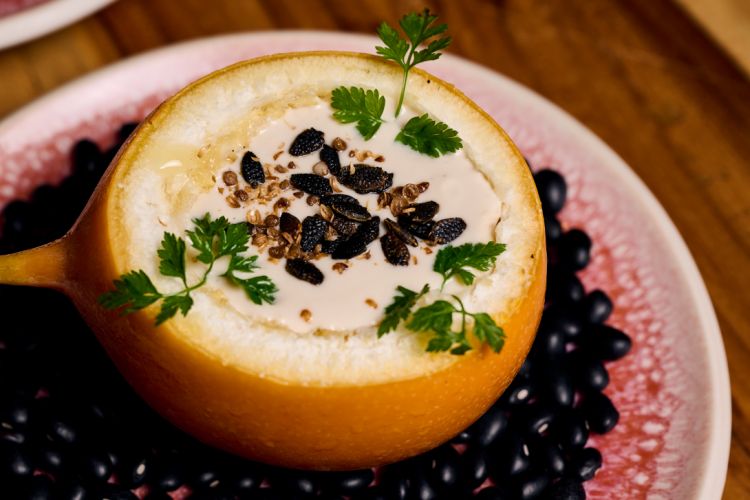 We start like in Bogotà, with Granadilla, leche de tigre and cashew nuts. Taste it, it’s delicious